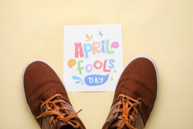 Renkli arka planda ayakkabılar. 1 Nisan şakası.