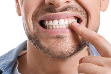 Beyaz arka planda diş ağrısı çeken adam, yakın plan.