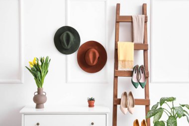 Modern salonun iç mimarisi.