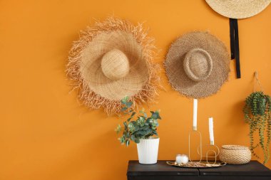 Renkli duvarın yanındaki masada şık bir dekor ve çiçek var.