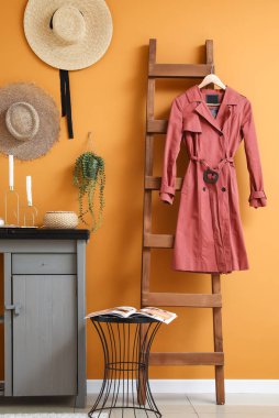 Modern salonun iç mimarisi.