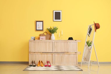 Modern salonun iç mimarisi.