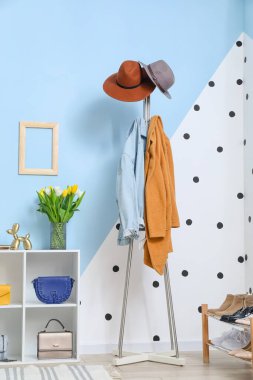 Modern salonun iç mimarisi.