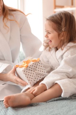 Anneler Günü 'nde evde annesini selamlayan küçük kız.