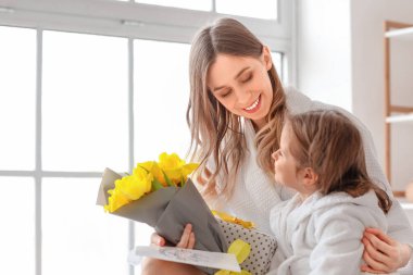 Anneler Günü 'nde evde annesini selamlayan küçük kız.