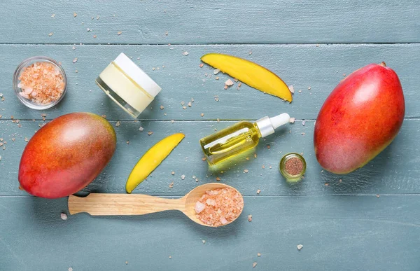 Mango esaslı yağ, deniz tuzu ve krema renginde ahşap arka planda.