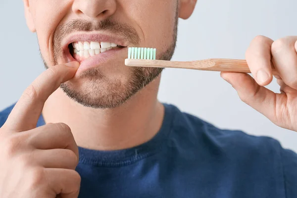 Homem Com Dentes Doloridos Escova Fundo Cinza — Fotografia de Stock