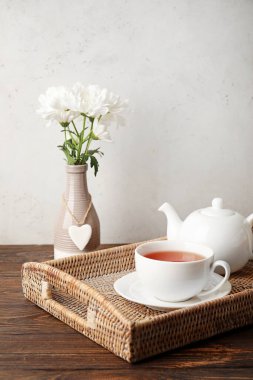 Tahta masada sıcak çay ile hasır tepsi