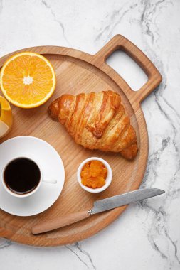 Hafif arka planda lezzetli kahvaltılı tahta tepsi.