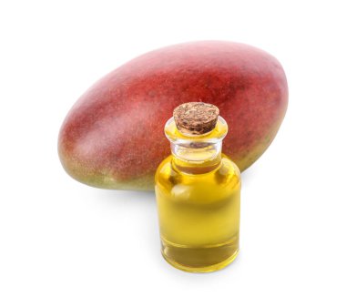 Temel yağlı bir şişe ve beyaz arka planda taze mango.