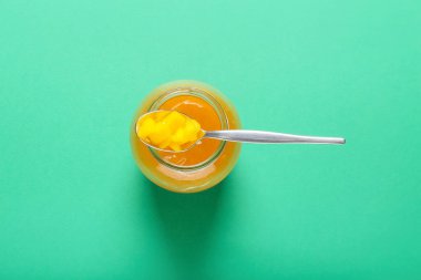 Renkli arkaplanda mango soslu kavanoz