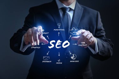 Koyu arkaplanda sanal ekran kullanan erkek SEO geliştiricisi