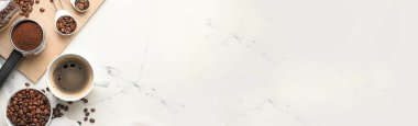 Beyaz zemin üzerinde sıcak kahve ve fasulye kompozisyonu ve metin için boşluk