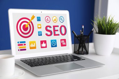 Ofisteki modern dizüstü bilgisayar. SEO kavramı