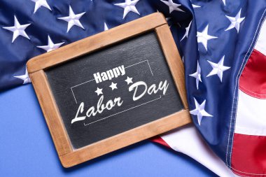 ABD bayrağı ve yazı tahtası Renk arkaplanı üzerinde Mutlu LABOR Günü