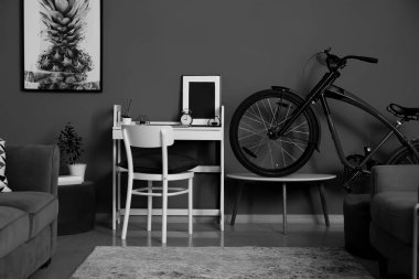 Bisikletli, siyah beyaz efektli modern odanın içi