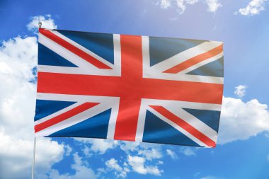 Birleşik Krallık 'ın ulusal bayrağı mavi gökyüzüne karşı