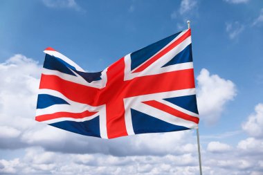 Birleşik Krallık 'ın ulusal bayrağı mavi gökyüzüne karşı