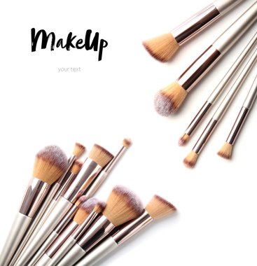 Metin için alanı olan beyaz arkaplan üzerindeki makyaj fırçaları