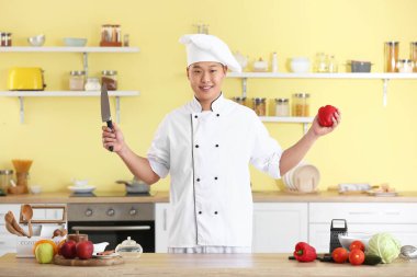 Erkek Asyalı şef mutfakta.