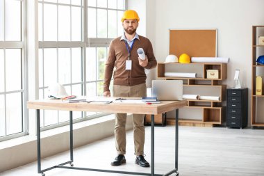 İş yerindeki erkek mimarın portresi