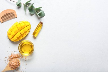 Beyaz arkaplanda mango esaslı yağ bileşimi