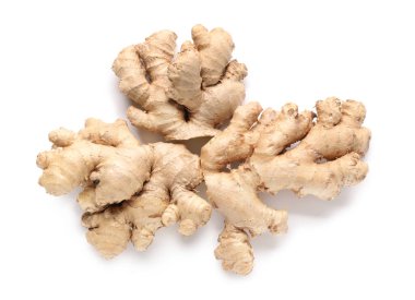 Beyaz arkaplanda taze zencefil