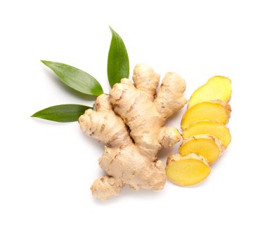 Beyaz arkaplanda taze zencefil