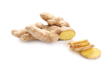 Beyaz arkaplanda taze zencefil