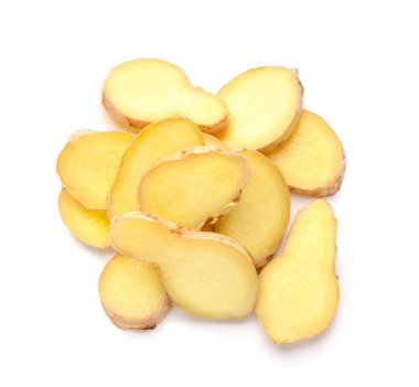 Beyaz arkaplanda taze kesilmiş zencefil