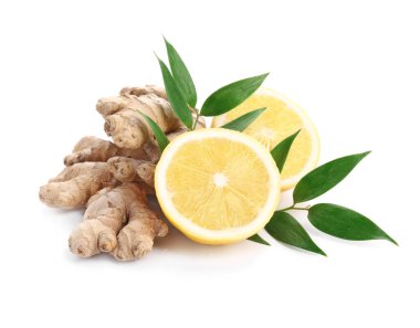 Beyaz arka planda taze zencefil ve limon