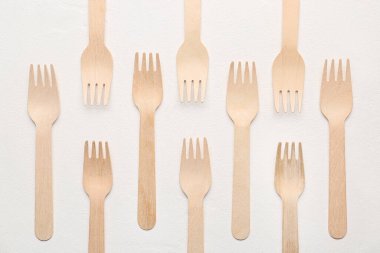 Hafif arkaplanda tahta çatallar