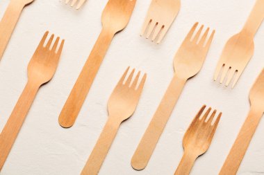 Hafif arkaplanda tahta çatallar