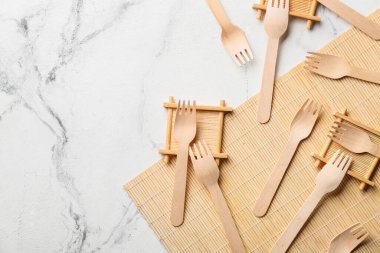 Hafif arkaplanda tahta çatallar