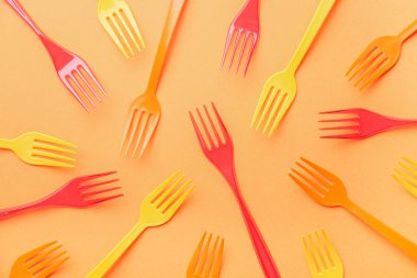 Renk arkaplanındaki plastik çatallar