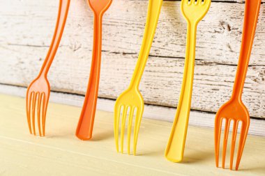 Renk tablosunda plastik çatallar