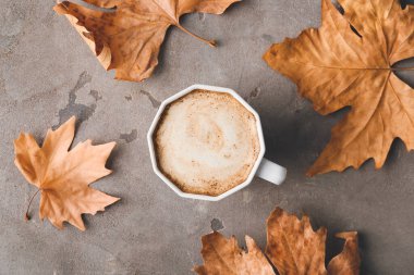 Grunge arka planında bir fincan lezzetli latte.