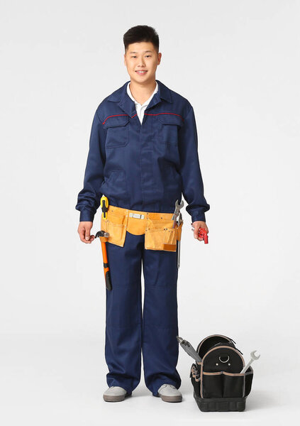Азиатский рабочий на белом фоне