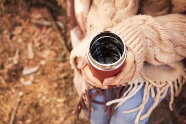 Jeune Femme Avec Thermos Buvant Thé Chaud Forêt Gros Plan — Photo