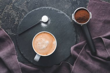 Koyu arkaplanda bir fincan lezzetli latte.