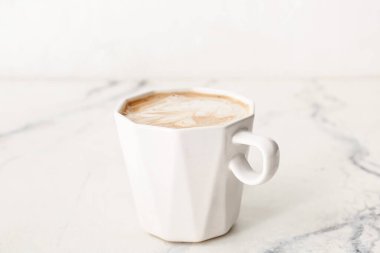 Hafif arkaplanda bir fincan lezzetli latte.