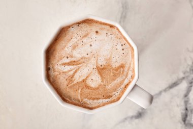 Hafif arkaplanda bir fincan lezzetli latte.