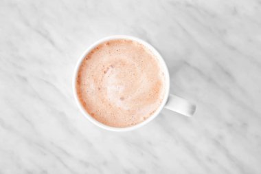 Hafif arkaplanda bir fincan lezzetli latte.