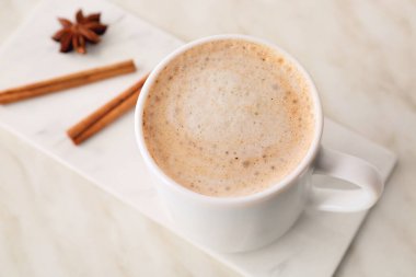 Hafif arkaplanda bir fincan lezzetli latte.