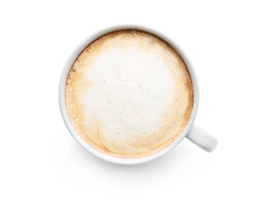 Beyaz arka planda bir fincan lezzetli latte.