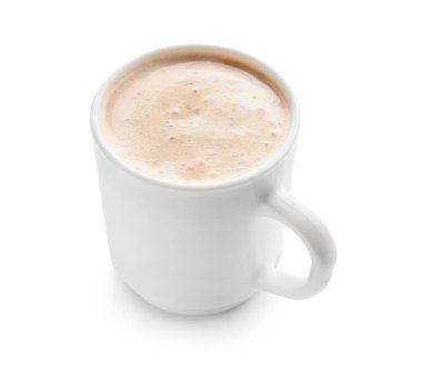 Beyaz arka planda bir fincan lezzetli latte.