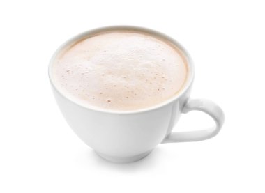 Beyaz arka planda bir fincan lezzetli latte.