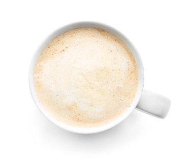 Beyaz arka planda bir fincan lezzetli latte.