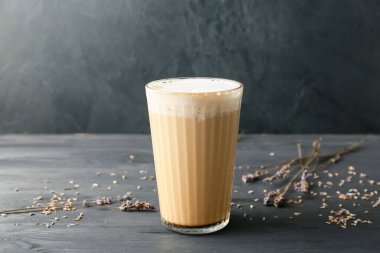 Koyu arkaplanda bir bardak lezzetli latte.