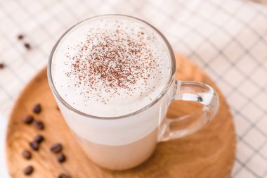 Bir bardak lezzetli latte, yakın plan.